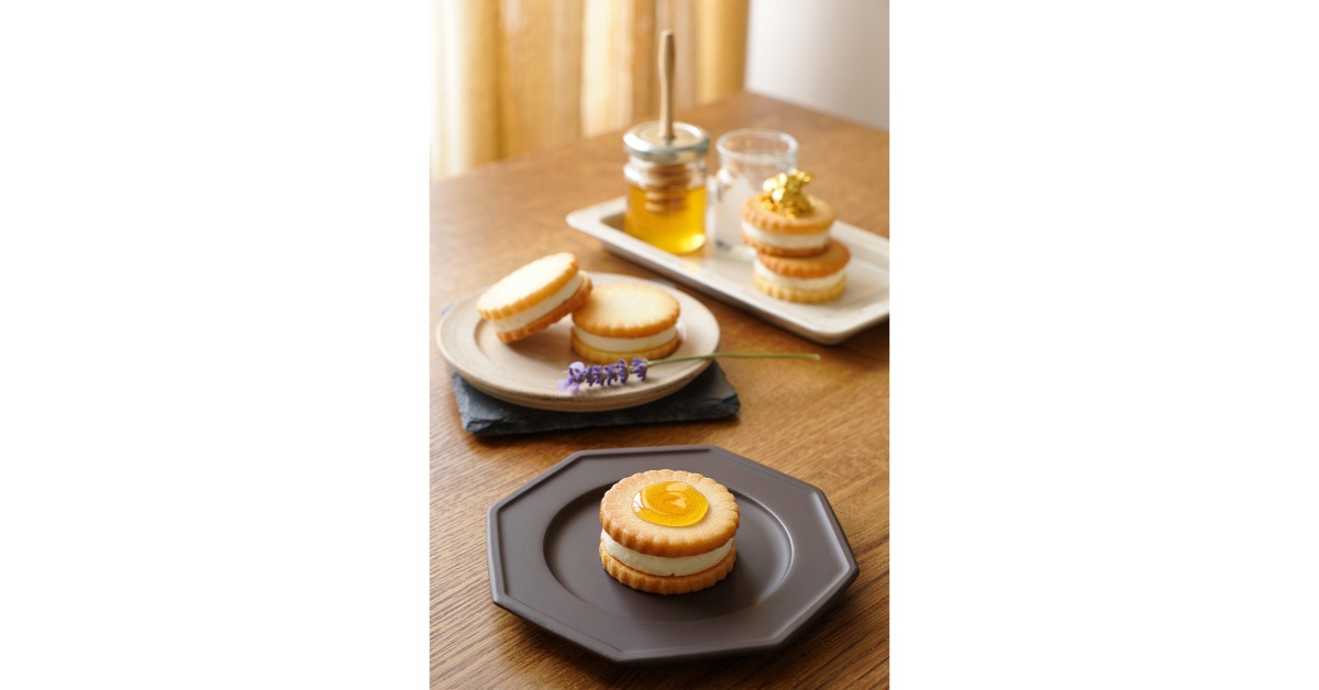 Shortbread Ice Cream Sandwiches with Honey Cream: A Food Plating & Styling Guide